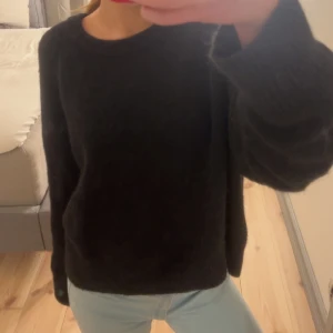 Svart stickad tröja - Hej💘 säljer min supersnygga stickade svarta Carin Wester tröja. Säljer pga att den ej används. Tröjan är i ull och alpackamix och är superskön. Tröjan är köpt i storlek L då jag ville ha den oversized. Helt slutsåld på hemsidan💘💘💘💕💗🩷 