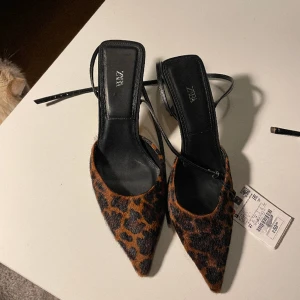 Spetsig klacksko i leopard  - Intressekoll på dessa supersnygga klackarna Aldrig använda endast testade Prislapp kvar