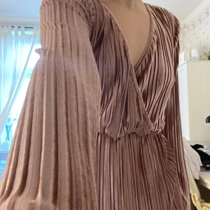 Klänning i mesh - Jättesöt klänning från Chiara Forthi. Sitter sött och får ett fint skimmer. Passar bra till många tillfällen. ☺️ Pris går att diskutera