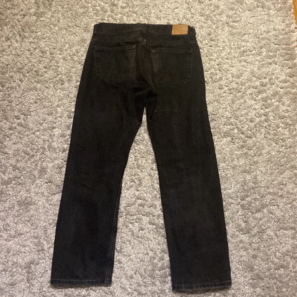 Sköna weekday space jeans i storlek 27/30. Fint skick och inget slitage, säljer de då de inte kommer till användning.. Jeans & Byxor.