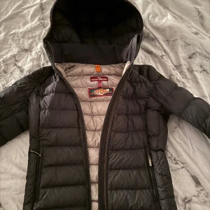 parajumper jacka  - säljer den jackan för den blivit för liten för mig💓