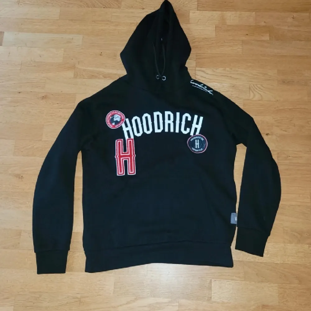 Hej! Säljer min killes hoodrich hoodie som inte längre säljs, då den inte passade. Den är i L men passar även i M. Även en ficka på ärmen. !¡Obs lånade bilder så skriv för egna!¡. Hoodies.