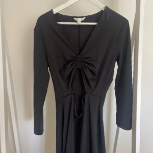 Klänning  - Klänning med cutout i magen! Aldrig använd😇