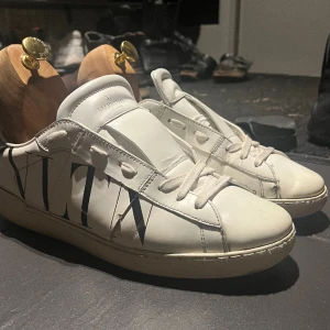 Valentino Open - Säljer nu mina Valentino open skor. Skorna är rejält använda men har fortfarande lite kvar och ge, självklart äkta. Priset går att diskutera 