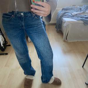 Jätte fina jeans i ny skick från weekday i modellen ARROW!! Ny pris 590 säljer för 250💗 Färgen finns inte längre att köpa