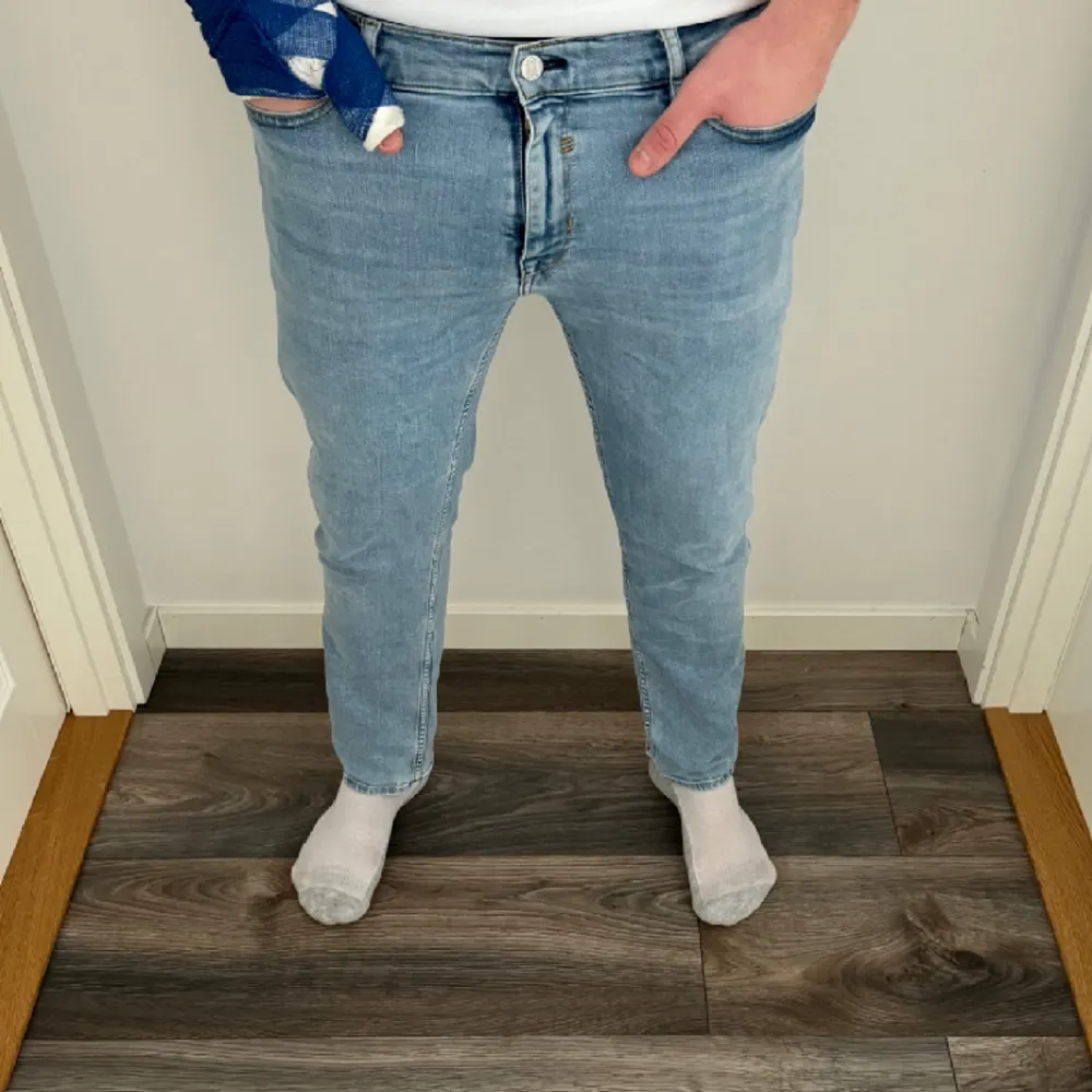 Sjukt feta Armedangels detox jeans i skick 10/10. Storlek W32/L34. Ordinarie pris 1199kr❌ Vårt pris 349kr✅ Tveka inte att skriva om ni har frågor.. Jeans & Byxor.