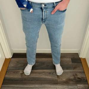 Sjukt feta Armedangels detox jeans i skick 10/10. Storlek W32/L34. Ordinarie pris 1199kr❌ Vårt pris 349kr✅ Tveka inte att skriva om ni har frågor.