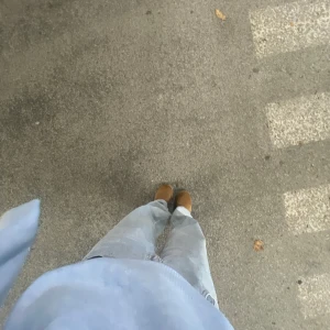 Blå stickad tröja - Skön och fin stickad tröja från zara. Lite högre i halsen och bredare i modellen. Säljer för 200 exklusive frakt men kan diskuteras 