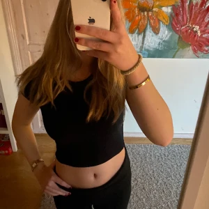 Liten tröja - Kort tröja från ginatricot i storlek s,väldigt  bra skick 💕