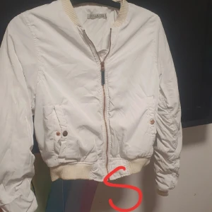 Vit jacka.  - Vit jacka, strl på.bild.