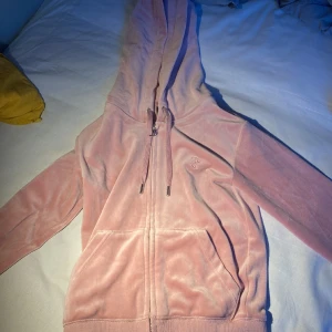 Juicy couture tröja, storlek xs💞 - Storlek XS, jätte bra skick, säljer pg för stor💞