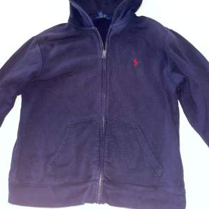 Säljer en Polo raulph lauren zip hoodie i storlek 14-16y som är i använt skick. Säljer den eftersom den är för liten för mig