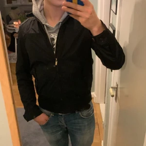 Massimo dutti jacka  - En Perfekt jacka för våren i bra skick. Skriv vid funderingar/frågor👍 