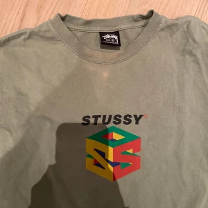 Stüssytröja - Skitsnygg stüssytröja, köpt i orginalbutik i Paris för 1100!