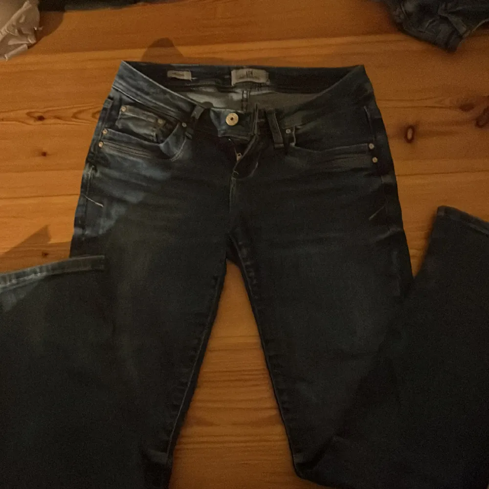Jag säljer dessa Ltb jeans för att jag tycker att de e lite för korta på mig som är 1,68💕. Jeans & Byxor.