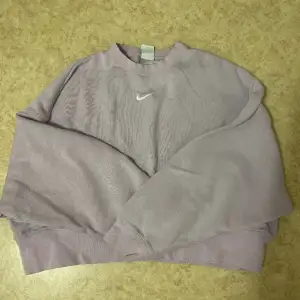 Lila Nike sweatshirt i stl S. Säljes pga ingen användning. Andra bilden är den realistiska färgen på sweatshirten. Oversized och croppad men lång på mig som är kortare. Skulle passa även vid större stl vanligtvis (xs-m/l). Pris kan diskuteras!