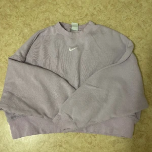 Nike cropped sweatshirt - Lila Nike sweatshirt i stl S. Säljes pga ingen användning. Andra bilden är den realistiska färgen på sweatshirten. Oversized och croppad men lång på mig som är kortare. Skulle passa även vid större stl vanligtvis (xs-m/l). Pris kan diskuteras!