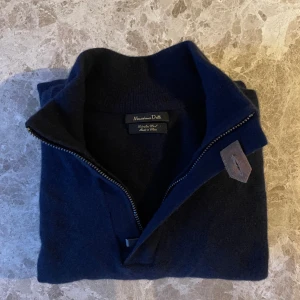 Zipup Massimo Dutti - Snygg zipup från Massimo Dutti. Gjord i mest ull. Bra skick och storlek L, men den sitter mer som M. 