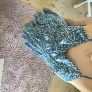 Sommarklänning - Så gott som ny. Omlott klänning med lite volanger. Jätte skön på sommarn storlek xs/s. Passar även M eftsom man knyter den.