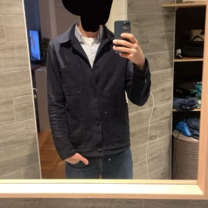 Arket overshirt - Köptes i våras för 1200kr Använder inte längre 9/10 skick Storlek 48 ( sitter som medium)