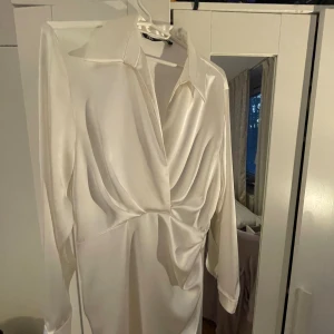 Zara klänning - Vit zara klänning. Använts 1 gång till bal. Strl S. Mycket bra skick! 🤍