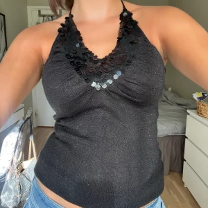 Halterneck topp - Super snygg glittrig halterneck topp med paljetter som tyvärr saknar märke!🤍