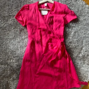 Ny Carin Wester omlottklänning  - Ny Carin Wester omlottklänning  •En härlig sommarklänning från Carin Wester i storlek 34 som aldrig var använd •Lapparna sitter kvar •Normal i storleken •Köpte för 599 kr. Säljer för 250 kr •78% lyocel, 22% linen 📬Kan skickas mot fraktkostnad