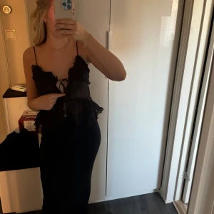 Topp - En svart/grå topp från zara som inte är använd och den har inga defekter, kom privat för fler bilder!