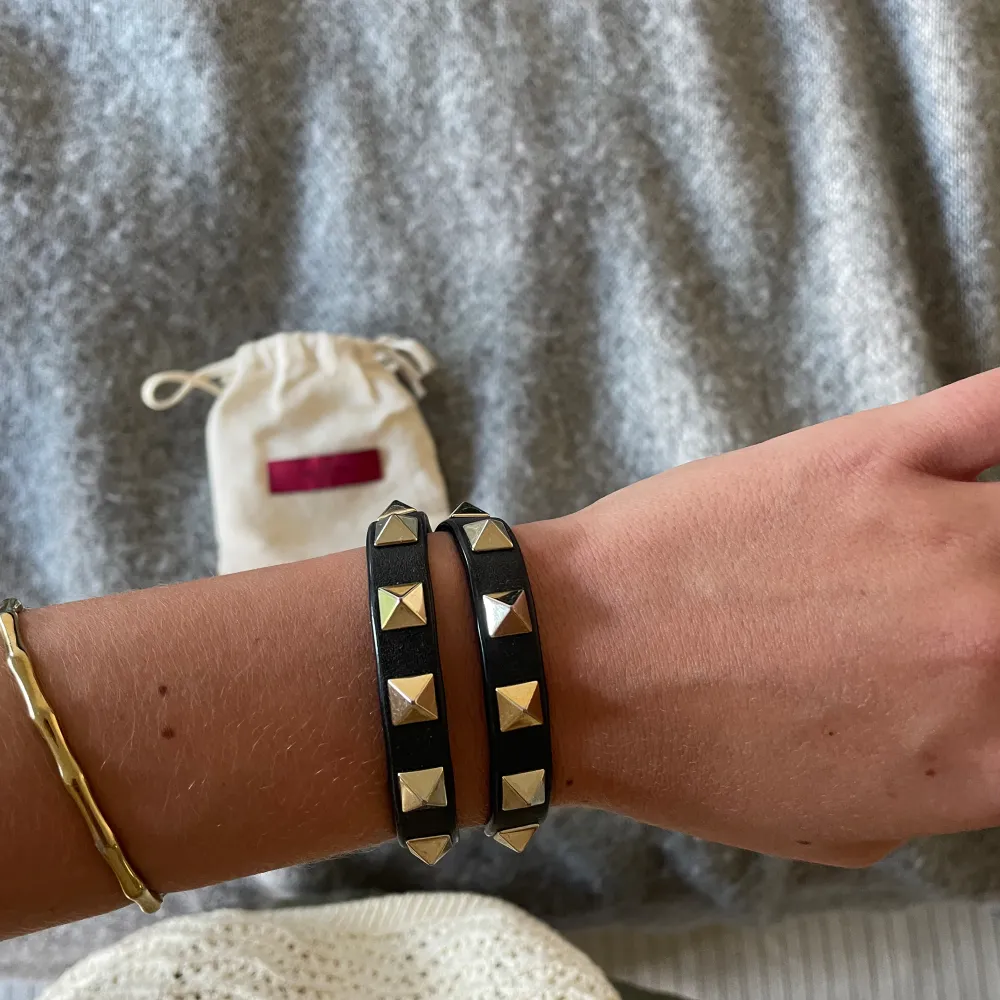 ROCKSTUD CALFSKIN DOUBLE-STRAP BRACELET Svart läder med guldiga nitar Väldigt gott skick Nypris:3365 Kan tänka mig förhandla kring priset.. Accessoarer.