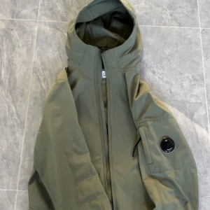 C.P Company jacka - Den är i storlek S, knappt använd, bra skick 8/10. Köptes för 2500