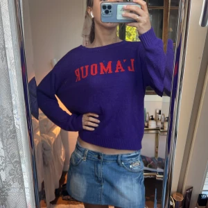 Stickad tröja - Så cool lila tröja med orange text🥰