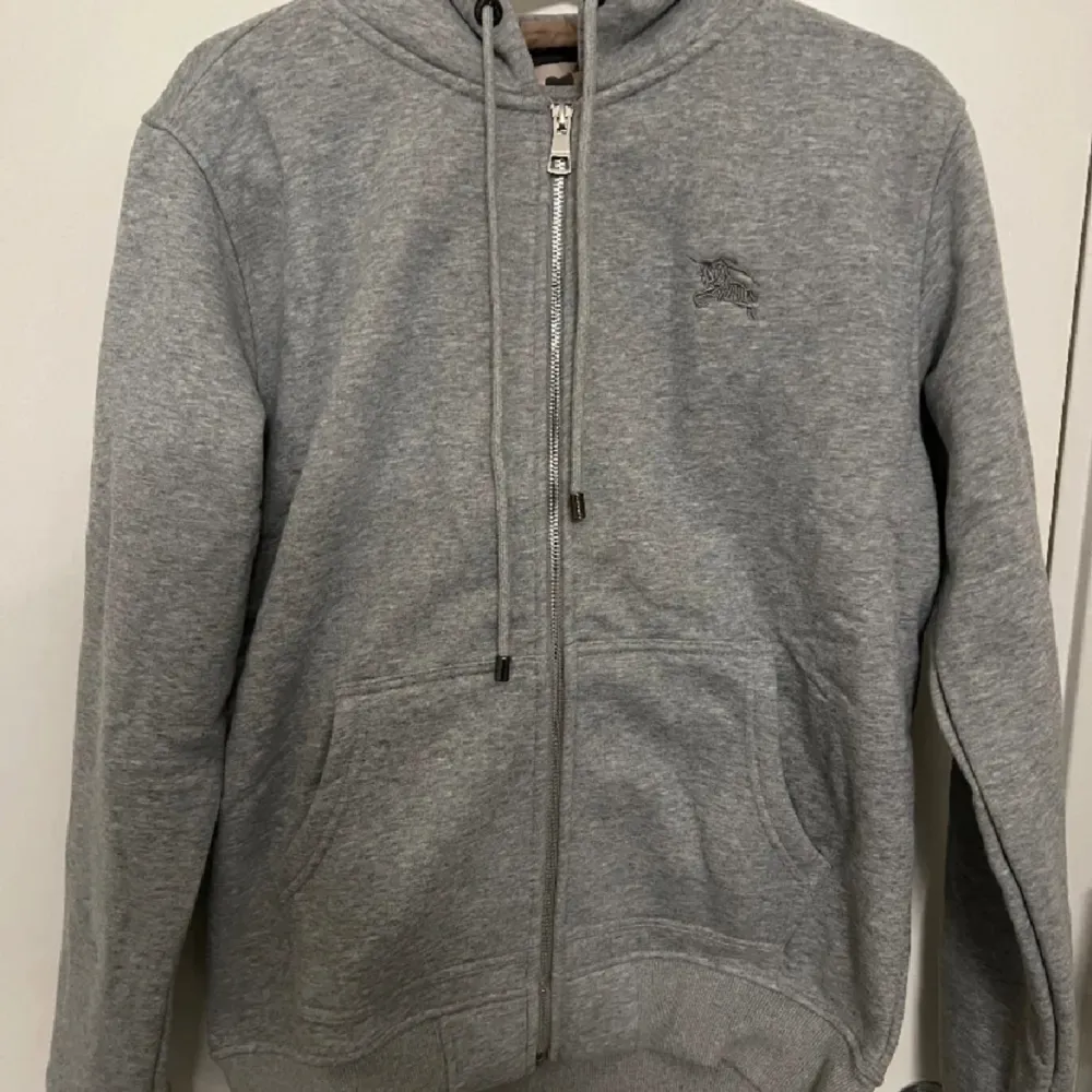 Fin Grå burberry Zip kofta! I väldigt bra skick nästan aldrig använt, har tagit hand om den jätte så inga fläckar eller något liknande på den. Kom med prisförslag byten funkar också 😃. Hoodies.