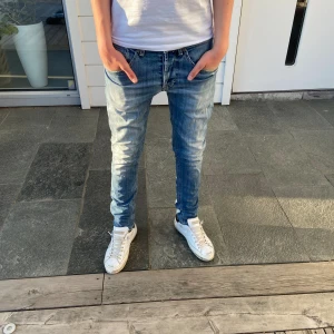Dondup Jeans George  - Säljer nu dessa blå dondup George jeans i storlek 33 och riktigt bra skick, skriv för fler bilder/frågor🙌🏼