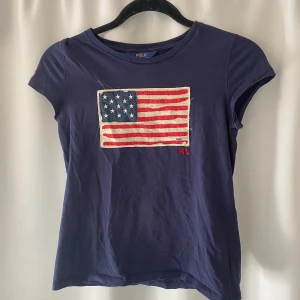 Ralph lauren t-shirt - En snygg t-shirt från Ralph lauren! Skulle säga att den sitter som en xs/s.