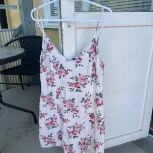 Fin klänning - Fin klänning säljes då den inte passar mig längre, storlek 38🌸 kan mötas upp i Arboga eller Karlskoga men även fraktas🌺