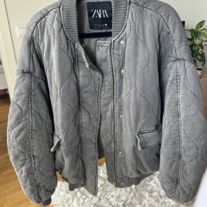 Oversized-bomberjacka  - Superfin, helt oanvänd bomberjacka från Zara som tyvärr inte har kommit till användning.   Storlek XS men väldigt oversized.  Nypris 859kr.