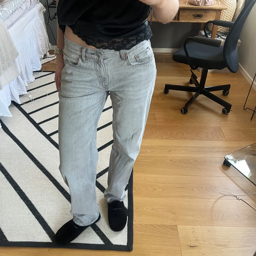 Jättefina lågmidjade jeans från Gina Tricot! I toppenskick och slutsålda, köpta för 600!🌸. Jeans & Byxor.