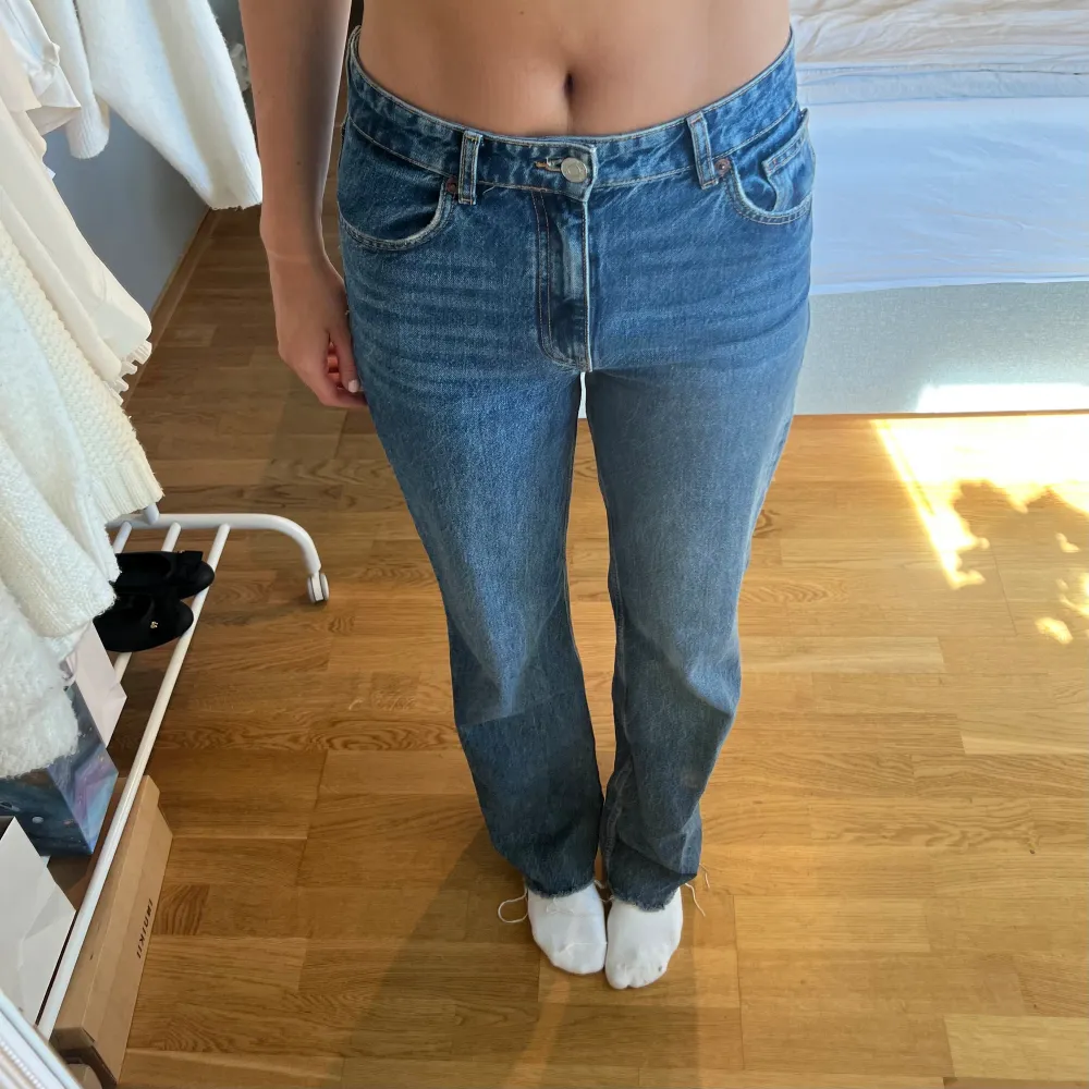 Skit snygga jeans från Zara, långa i benen! I stl 38 och dem är knappt använda. 💫 . Jeans & Byxor.