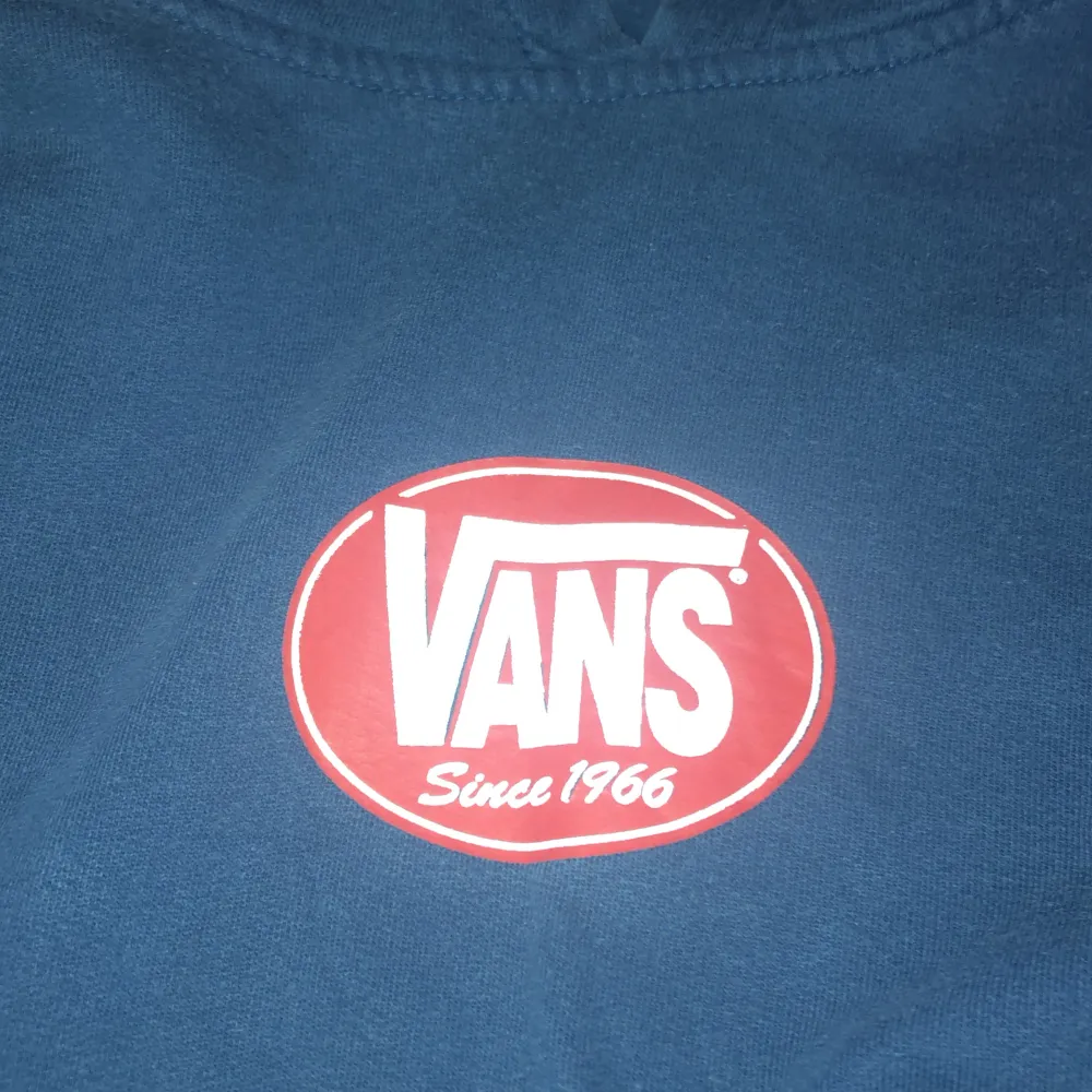 En snygg Vans hoodie som är marinblå, den har inga defekter och är i nyskick. Hoodies.