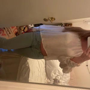 vit tröja - vit tröja från gina tricot i s använd 2-3 gånger så i bra skick💓 skriv vid fler frågor! satin material så superskönt😍