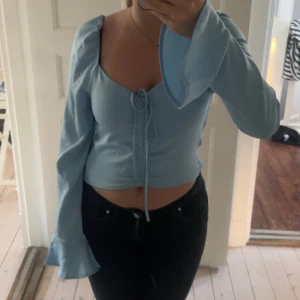 Topp från bikbok - Snygg tröja som passar till de flesta tillfällen. Säljer då den inte kommer till användning. Som nyskick då den har används Max 3 gånger