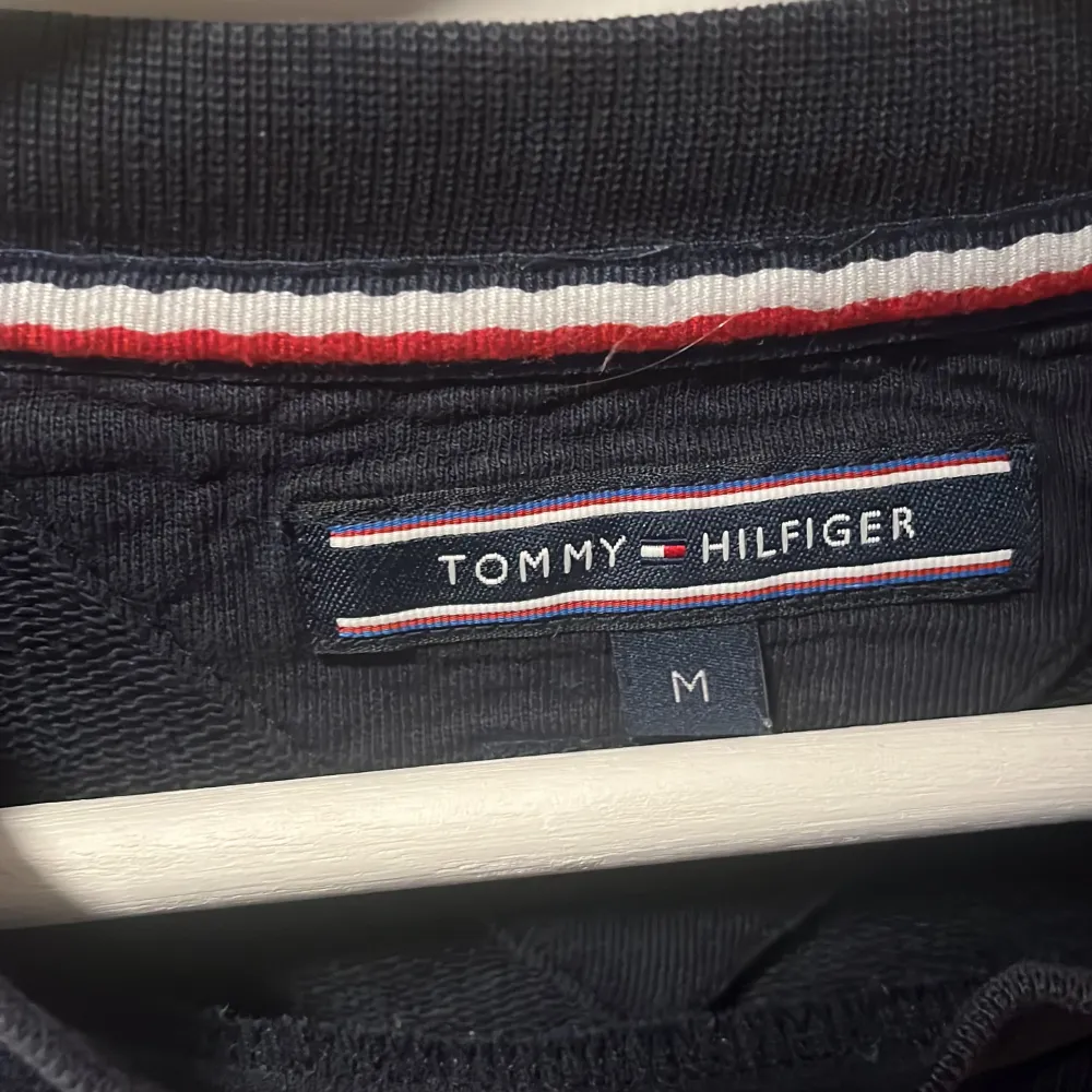 Säljer denna Tommy Hilfiger tröja för bra pris. Storlek M, passar 170-180. 14 eller 15 års ålden. Skicket är väldigt bra, använt få tal ggr.. Tröjor & Koftor.