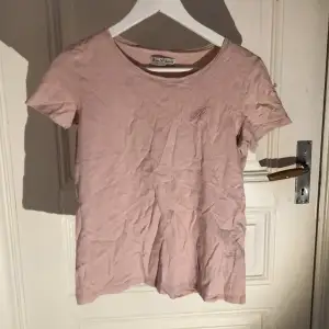 En fin rosa T-shirt med en liten detalj på ena sidan. Tröjan har ett bra skick 💗