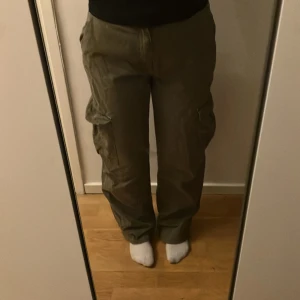 Gröna Cargobyxor - Gröna Cargobyxor i storlek 38 från Pull&Bear. Jag är 160 å de passar bra. Skulle säga att de passar från 155-165cm. Lite slitna längst ner men inget stort. Priset kan diskuteras.