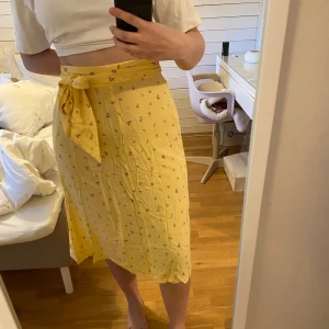 Kjol - Jättegullig kjol från monki, använd enstaka gånger.