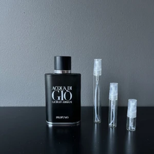 Armani Aqcua di gio profumo - Säljer samples på denna underbara sommardoft den har en vacker doft av citrus och denna doft är discontinued sedan 2023. 2ml: 79/ 5ml:139/ 10 ml 249