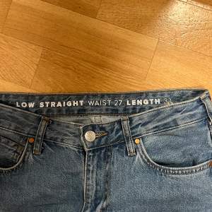 Jeans från bikbok i modell ”Low straight” storlek W27 L32 vilket motsvarar S/M. Bra skick. Säljer likadana i svart så kolla in min profil. Pris går att diskutera, kontakta mig för mer info! 🤗💓
