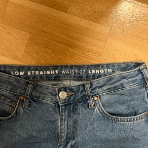 Low straight jeans bikbok - Jeans från bikbok i modell ”Low straight” storlek W27 L32 vilket motsvarar S/M. Bra skick. Säljer likadana i svart så kolla in min profil. Pris går att diskutera, kontakta mig för mer info! 🤗💓