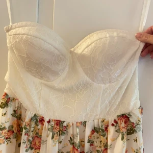 Klänning  - Blommig sommarklänning från Nelly utan axelband  Dragkedja i ryggen 