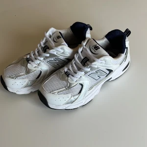 New balance 530 - Storlek 39, vita med marinblått och silverfärg. Nyss köpta på plick, tyvärr passar de inte mig. I fint skick, inte använda mycket. Nypris runt 1400kr. 